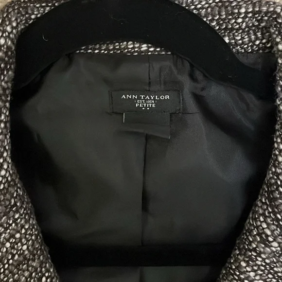 Beautiful jacket. - Picture 4 of 9